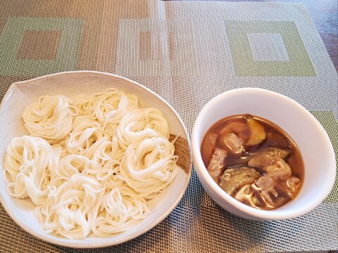 冷たいそうめん なすと油あげの つけだれを添えて